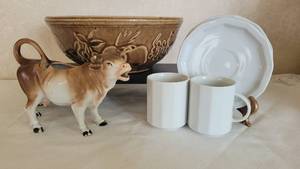 lot 30 image: USA Pottery Crock Bowl and Cow Creamer