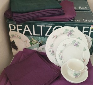 lot 132 image: Grapevine Pattern Pfaltzgraff 20 Piece Dinnerware and Linens