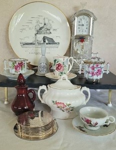 lot 28 image: Quartz Clock and Misc. Decor