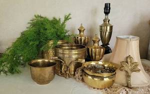 lot 33 image: Large Brass Decor Lot with Lamp