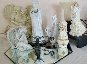 lot 29 image: Angel Lot with Calla Lily Lamp