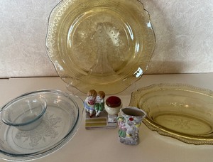 lot 41 image: Depression Glass Fire King Japan collectibles