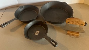 lot 162 image: Cast Iron Skillets New set of 3