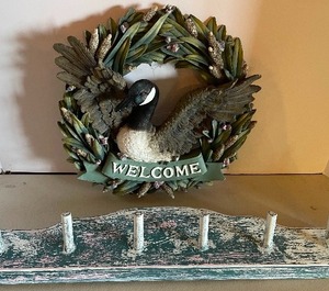 lot 286 image: Resin Goose Welcome Sign and peg rack
