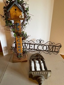 lot 287 image: Welcome Sign and Birdhouse