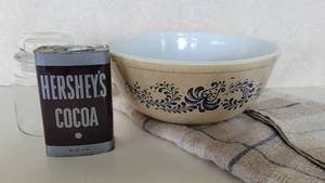 lot 249 image: Pyrex Homestead Bowl 404