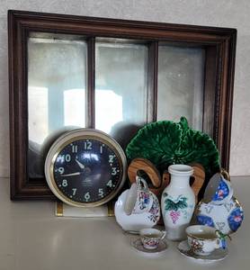lot 247 image: Vintage Lux Chilton Alarm Clock and decor lot