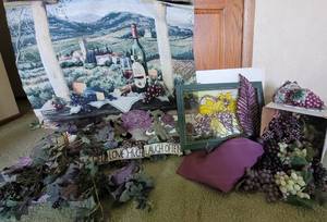 lot 27 image: VineyardGrapes Household Decorating Items