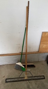 lot 313 image: Cleaning items