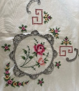 lot 299 image: Beautiful Vintage Embroidered Rose Linens