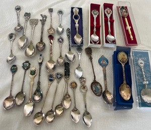 lot 304 image: Lot of 29 Collector Spoons