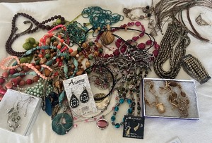 lot 305 image: Large lot of Contemporary Jewelry