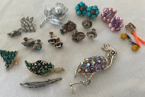 lot 345 image: Vintage Costume Jewelry Pins and Earring Lot