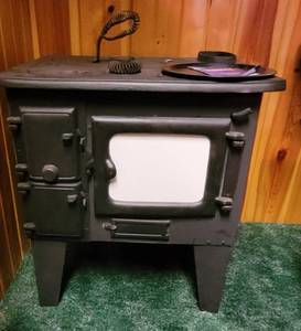 lot 324 image: Cast Iron Wood Stove