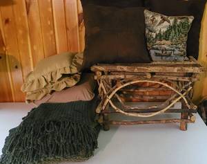 lot 326 image: Cabin Decor