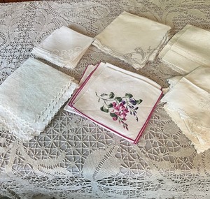 lot 355 image: Large Vintage Crocheted Tablecloth and Linen Napkins