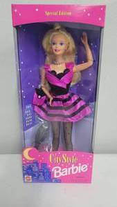 lot 9 image: City Style Barbie Special Edition 1996 NRFB