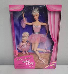 lot 204 image: Ballet Recital Barbie and Kelly Gift Set NRFB 1997