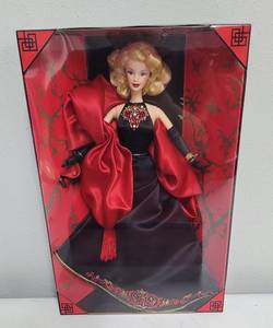lot 213 image: Manns Chinese Theatre Barbie 1999 NRFB