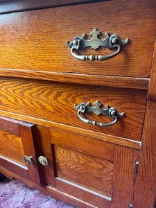 lot 11 image: Vintage Oak Commode on Wheels