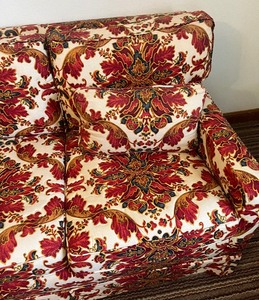 lot 90 image: Vintage Floral Granny Chic Sofa Couch