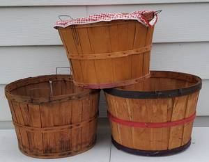 lot 252 image: LOT Three Round Apple Baskets with Handles