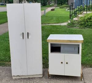 lot 257 image: Vintage Metal Cart and Cabinet