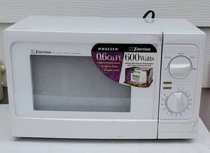 lot 267 image: 600-Watt Emerson Microwave