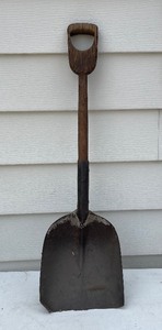 lot 233 image: Vintage D Handle Coal Shovel C.A. & Co. # 4