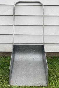 lot 272 image: 20 Snow Scoop Shovel