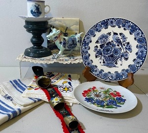 lot 45 image: Swiss and Dutch Decor, Blue and White Collectibles