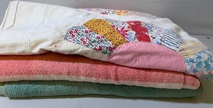 lot 46 image: Vintage Blanket and Quilt Lot