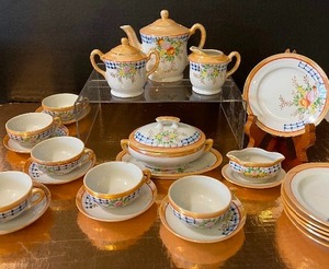 lot 81 image: Childrens Dish Set Japan Lusterware 24 pieces