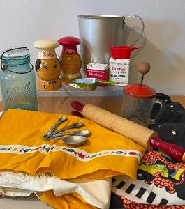 lot 83 image: Large Wood Salt and Peppy Chef S&P Shakers and kitchen LOT