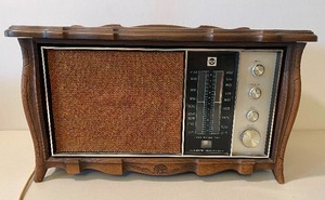 lot 88 image: RCA Wood Case Solid State Dual Speaker AMFM Radio Vintage