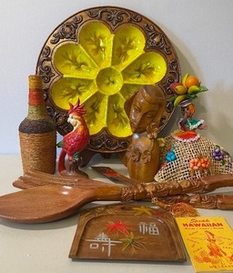 lot 144 image: Treasure Craft Large Tray and Tiki Decor