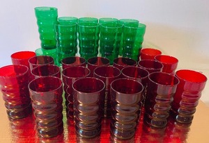 lot 153 image: Lot of 29 Mid Century Anchor Hocking Red and Green Wavy Tumblers