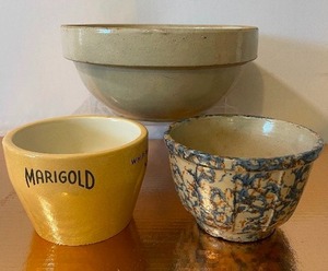 lot 155 image: Pottery Bowls and Marigold Whipping Bowl Vintage