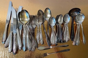 lot 169 image: Tudor Plate Oneida Flatware