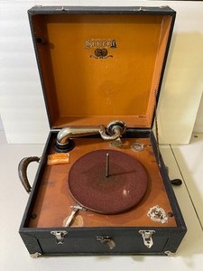 lot 184 image: Antique Sonora 1940s Portable Crank Handle Record Player