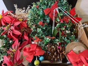 lot 192 image: Lot of Vintage Kitschy Plastic Christmas Floral