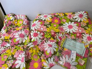 lot 193 image: Retro Vintage Pink and Avocado Green Daisy Bedding and Curtains