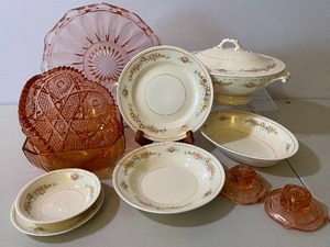 lot 197 image: Pink Glass and Homer Laughlin Eggshell Georgian China