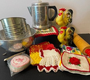 lot 280 image: Vintage Kitchen LOT - Roosters, Potholders, Aluminum Coffee Percolator