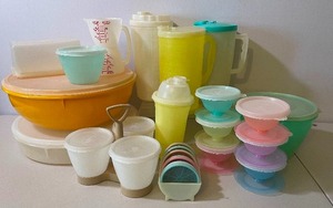 lot 282 image: Large LOT Vintage Tupperware Pastels