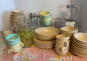 lot 284 image: Vintage Melmac Melamine Restaurant Ware LARGE Lot