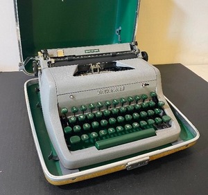 lot 291 image: Quiet De Luxe Royal Typewriter