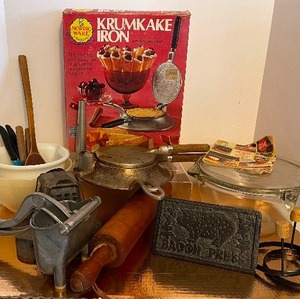 lot 307 image: Vintage Krumkake Nordic Ware Kitchen Lot, Vintage Toaster