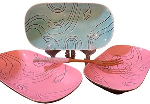 lot 80 image: 1960s Roselane Pottery Koi Fish Footed Bowls Trays Pink and Turquoise