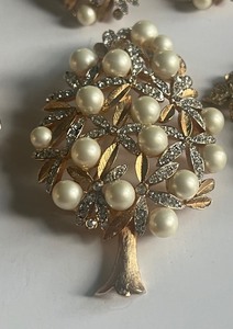 lot 130 image: Vintage Lot of Gold Tone Costume Jewelry Pearl, Rhinestones, Monet, Coro, Sarah Coventry Sets